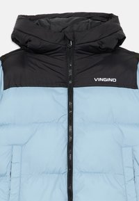 Lyseblå dunjakke med svart skulderområde, høy krage, glidelås foran, og brodert "VINGINO"-logo øverst til venstre.