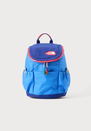 Niebiesko-fioletowy plecak North Face z czerwonymi obwódkami, dwoma bocznymi kieszeniami i kolorowymi sznureczkami na przedniej klapie zamka błyskawicznego.