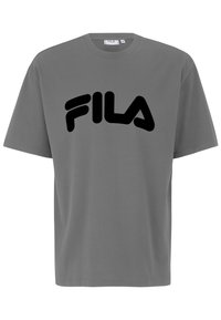 Camiseta de algodón gris con mangas cortas y escote redondo, que presenta un gran logotipo negro de "FILA" impreso en la parte delantera.