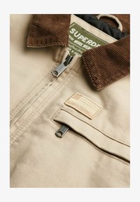Geselecteerd, humus beige