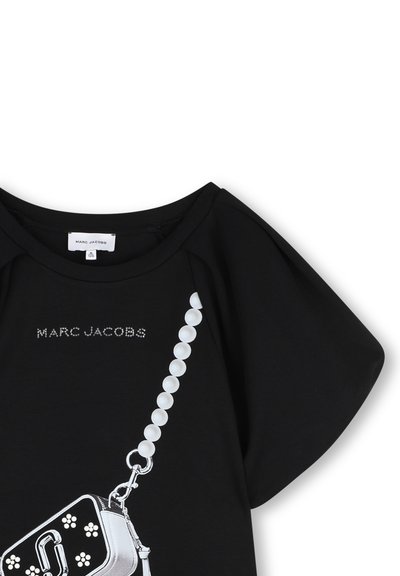 Μαύρο κοντομάνικο πουκάμισο με κείμενο "MARC JACOBS" και λευκό εκτυπωμένο σχέδιο αλυσίδας και τσάντας μπροστά, με ετικέτα μεγέθους 12 small.