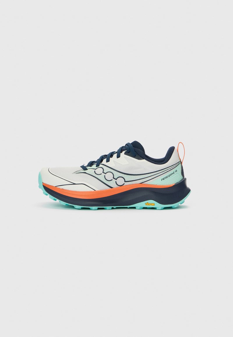 Chaussure de trail blanche et bleu marine avec des accents orange et bleu clair, semelle épaisse, et marquage "Peregrine 16" sur le côté du talon.