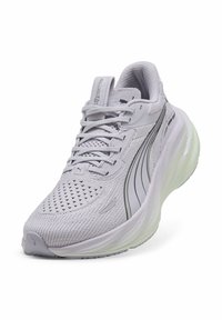 Zapato deportivo de color gris claro con parte superior de punto transpirable, patrones texturizados y una suela acolchada con un acento translúcido.