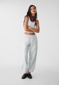 Stradivarius - PLUSH BOYFRIEND JOGGERS - Verryttelyhousut - silver Pienoiskuva 1