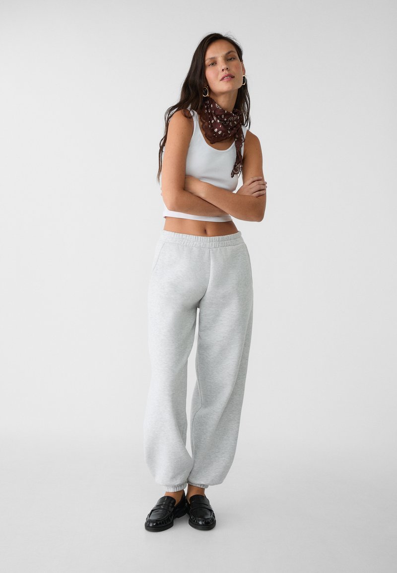 Stradivarius - PLUSH BOYFRIEND JOGGERS - Verryttelyhousut - silver, Suurenna