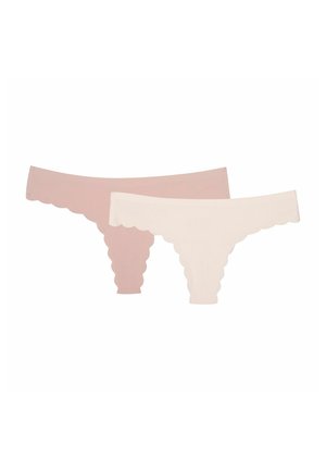Dwie bezszwowe figi w stylu bikini z falistymi krawędziami, jedna w jasnobeżowym kolorze, druga w delikatnym różowym, wyświetlone na białym tle.