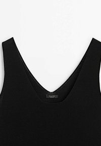 Haut en maille noir sans manches avec un profond col en V et une petite étiquette rectangulaire de la marque à l'intérieur de l'encolure.
