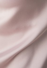Ljust rosa satin tyg med en slät textur, som har mjuka draperingar och en subtil lyster, accentuerad av milda veck och skrynklor.