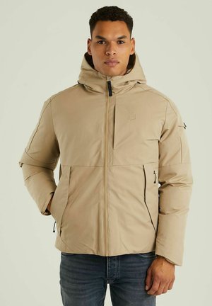 Beige pufferjack met een capuchon, voorzien van ritszakken en een ritssluiting aan de voorkant. Glad oppervlak en lichtgewicht ontwerp.
