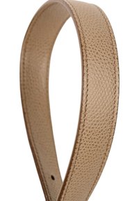 Ceinture en cuir texturé marron clair avec coutures visibles le long des bords, présentée en forme de boucle sur fond blanc.