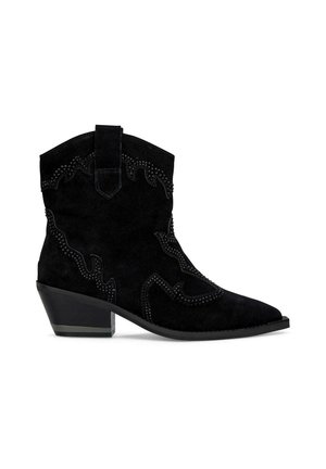 Des bottes de cowboy en daim noir présentent une pointe effilée, un talon bas en bloc et des coutures décoratives avec des accents en clous le long des côtés et du bord supérieur.