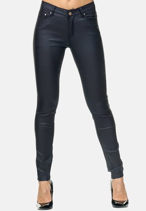 Pantalons en cuir noir taille haute avec une coupe ajustée, présentant des poches devant, une fermeture à bouton et une texture lisse et brillante.