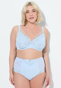 Blauwe kanten beha met gaasdetails en decoratieve banden, met bijpassende hoge slip met kanten accenten en een centrale versiering.