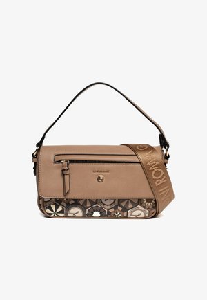 Borsa sintetica beige dal design strutturato, con un pannello decorativo a motivo, dettagli in oro e una larga tracolla con logo.