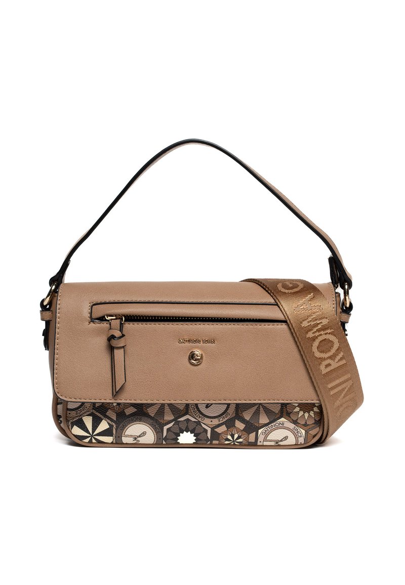 Borsa sintetica beige dal design strutturato, con un pannello decorativo a motivo, dettagli in oro e una larga tracolla con logo.