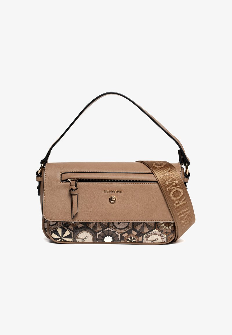 Borsa sintetica beige dal design strutturato, con un pannello decorativo a motivo, dettagli in oro e una larga tracolla con logo.