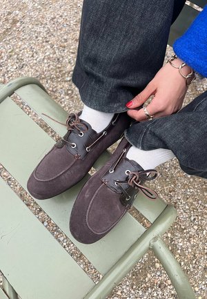 HUNE, BELOVED - Chaussures bateau - brown