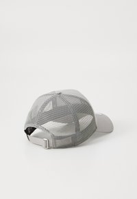 Grå mesh baseball cap med en buet skygge, justerbar rem og en solid grå bagpanel. Den har et åndbart mesh-stof til ventilation.
