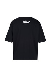 Zwarte katoenen T-shirt met een relaxte pasvorm. Heeft witte "REPLAY" tekst met een druipende effect op de achterkant. Korte mouwen en een ronde halslijn.