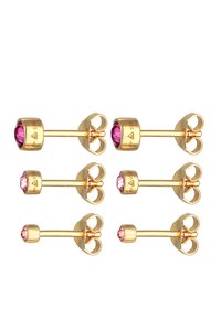 Guldtonade studs med rosa ädelstenar, med hjärtformad infattning och en slät yta. Totalt fyra par i varierande storlekar.