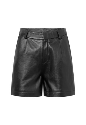 Pantalones cortos altos de cuero negro con pasadores para cinturón, pliegues frontales y un acabado liso y ligeramente brillante.