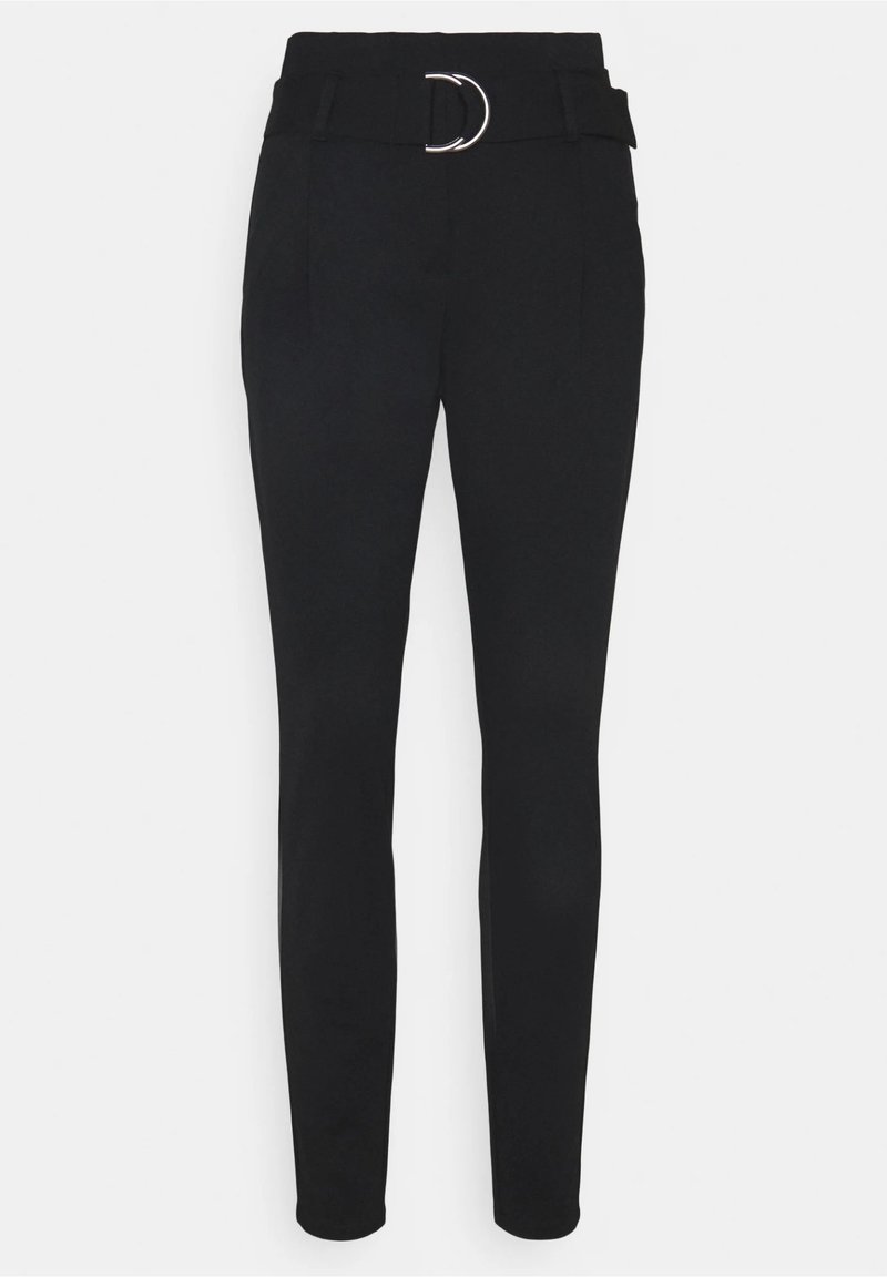 Pantalon noir taille haute et fuselé avec ceinture en tissu assorti et boucle en D argentée sur un fond clair uni.