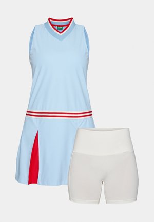 Šviesiai mėlyna sportinė suknelė su raudonais ir baltais dryžiais apykaklėje bei šonuose, derinama su baltais prigludusiais šortais su lygiu paviršiumi.