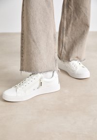 Non sélectionné, white