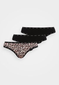 Trois culottes hipster pour femmes, deux unies noires et une avec un imprimé léopard rose et noir, toutes avec une ceinture noire portant la marque "GUESS".