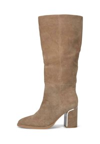 Bota de ante beige hasta la rodilla con punta afilada y un tacón bloque metálico grueso. Textura suave y diseño minimalista sin patrones visibles.