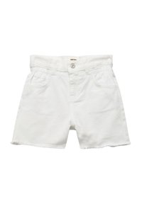 Shorts de mezclilla blanca con un leve dobladillo deshilachado, diseño clásico de cinco bolsillos y una cinturilla elástica para mayor comodidad.
