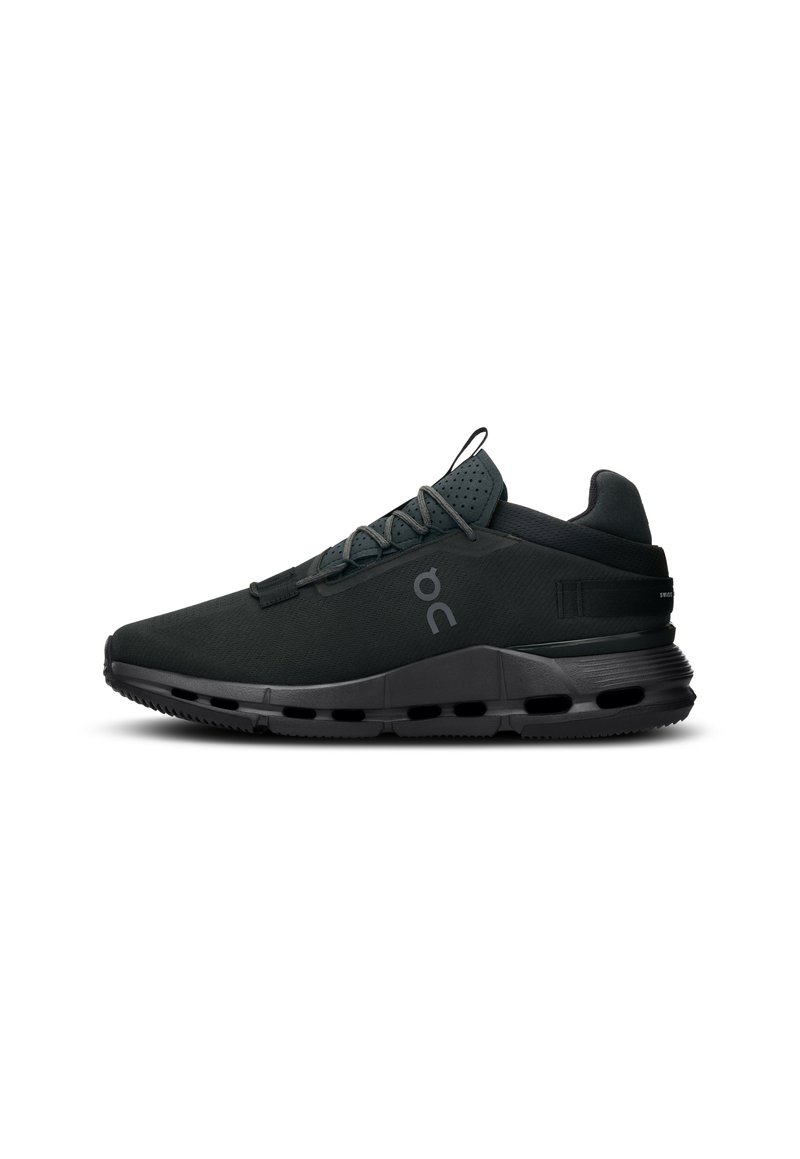 Zwarte sportschoenen met een slank ontwerp, voorzien van een bovenwerk van mesh, een getextureerde hak, een dempende zool en een kenmerkend logo aan de zijkant.