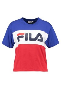 Färgblockerad T-shirt med blå ärmar, vit bröstpanel, röd nederdel och stor FILA-logotyp över bröstet i svart och rött.