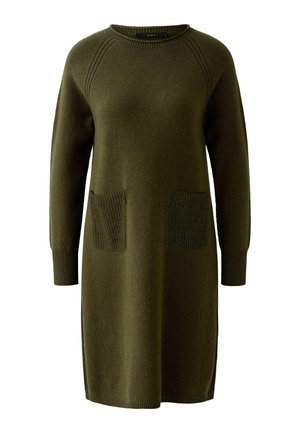 Olivgrünes Strickkleid mit gerippten Akzenten an zwei vorderen Taschen, langen Ärmeln und Rundhalsausschnitt. Glatte Textur ohne Muster.