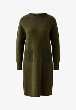 Olivgrünes Strickkleid mit gerippten Akzenten an zwei vorderen Taschen, langen Ärmeln und Rundhalsausschnitt. Glatte Textur ohne Muster.