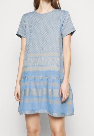 Vestido de algodón azul claro con mangas cortas, escote redondo, patrones texturizados y una falda de volantes. Presenta detalles dorados en el diseño.