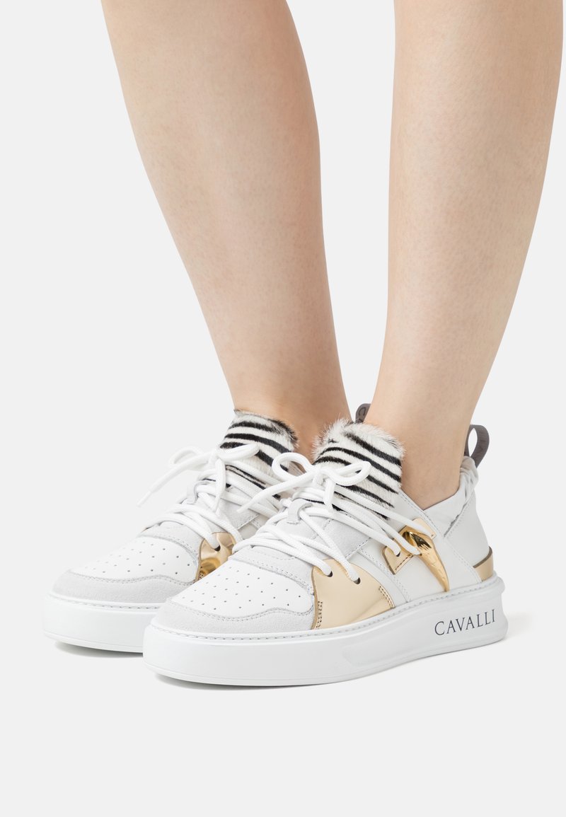 Roberto Cavalli MONDIAL LOGO - Trainers - white/ gold/ black/gold ...