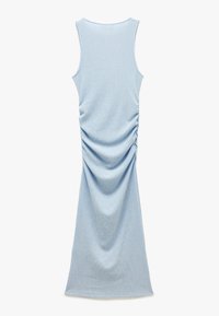 Hellblaues ärmelloses Kleid mit tailliertem Design und gerafften Details an den Seiten, aus weichem, strukturiertem Stoff.