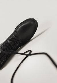 Massimo Dutti Snørestøvletter - black
