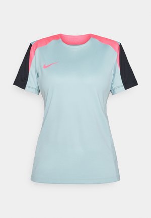 Gaiši zils sporta krekls ar melniem piedurknēm, ar rozā plecu akcentiem un mazu rozā Nike logu krūtīs. Rakstaina tekstūra.