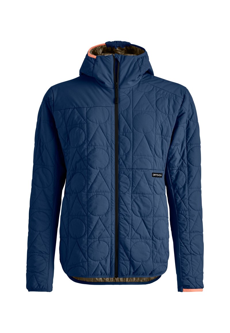 Marineblaue, gesteppte Jacke mit Kapuze, die geometrische Muster aufweist und einen Reißverschluss hat. Das Innere hat einen kontrastierenden orangen Besatz. Das Material scheint isoliert zu sein.