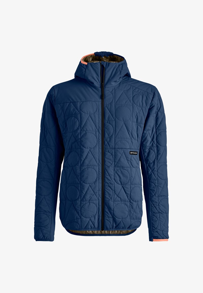 Marineblaue, gesteppte Jacke mit Kapuze, die geometrische Muster aufweist und einen Reißverschluss hat. Das Innere hat einen kontrastierenden orangen Besatz. Das Material scheint isoliert zu sein.