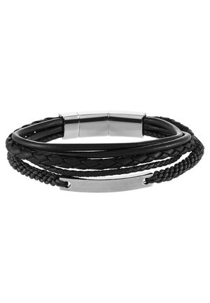 Czarna, wielorzędowa bransoletka ze skóry z plecionymi i gładkimi sznurkami oraz prostokątnym metalowym zapięciem i płytką.