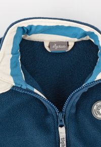 Navy-Fleecejacke mit Kragen in Hellblau und Weiß gestreift. Verfügt über einen Reißverschluss und ein rundes Logopatch mit "sigikid"-Markierung.