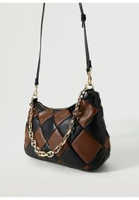 Borsa a tracolla trapuntata in pelle nera e marrone, dotata di una tracolla in metallo dorato e chiusura con zip. Texture morbida con dettagli a motivo diamante.