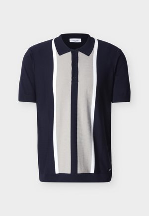 Polo azul marino de manga corta para hombre con rayas verticales grises y blancas y tapeta de tres botones.