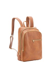 Zaino in pelle marrone con due spallacci regolabili, tasca frontale con zip e zip in tonalità dorata. Texture liscia, forma rettangolare.