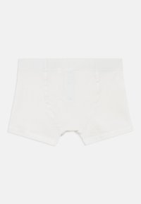 Biele bavlnené boxerky s mäkkým pásom, hladkou textúrou a prešitými detailmi pozdĺž okrajov.