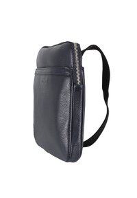 Borsa a spalla in pelle blu navy con finitura testurizzata, dotata di chiusura con zip e tasca frontale. Design semplice con tracolla regolabile.