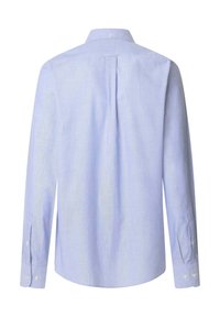 Camisa de manga larga azul claro con cuello abotonado, que presenta un pliegue en la parte posterior y puños abotonados, hecha de una tela texturizada.